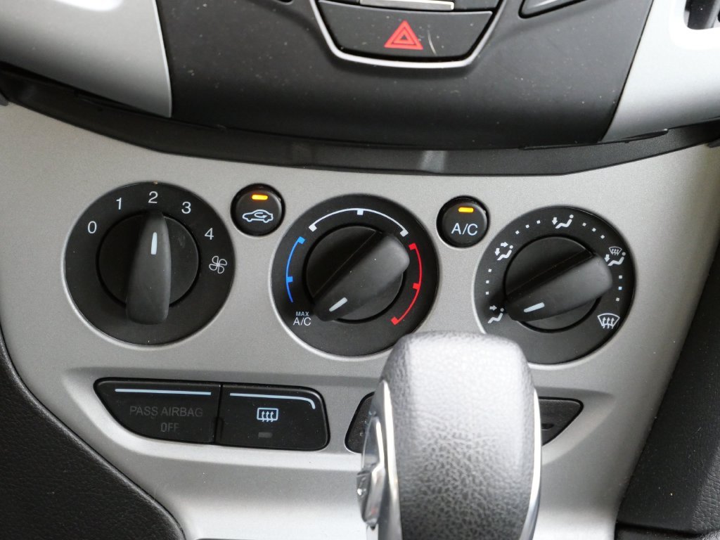 Used 2012 Blue Ford SE image 17