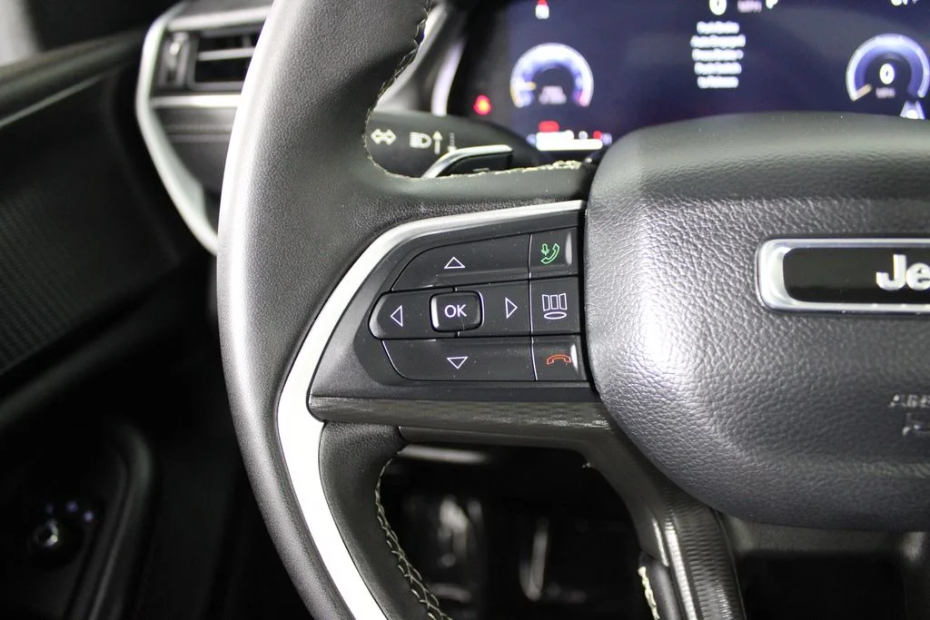 Used 2025 Silver Jeep Laredo X image 25