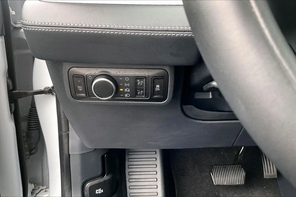 Used 2023 White Ford Select image 35