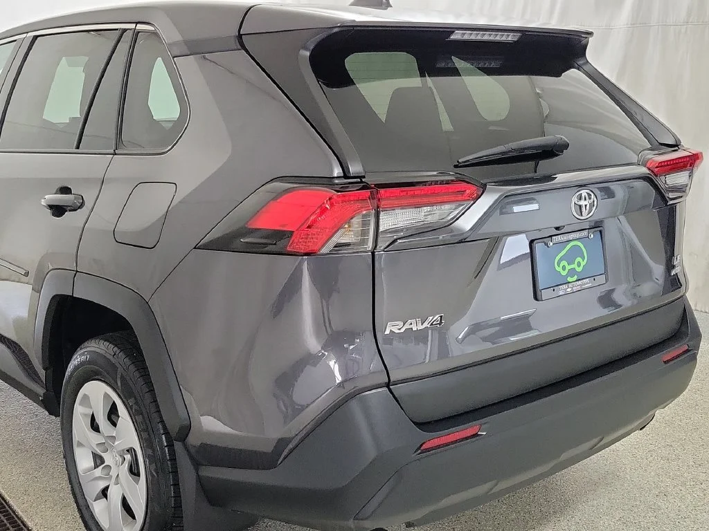 2024 Toyota RAV4 LE - Photo 7