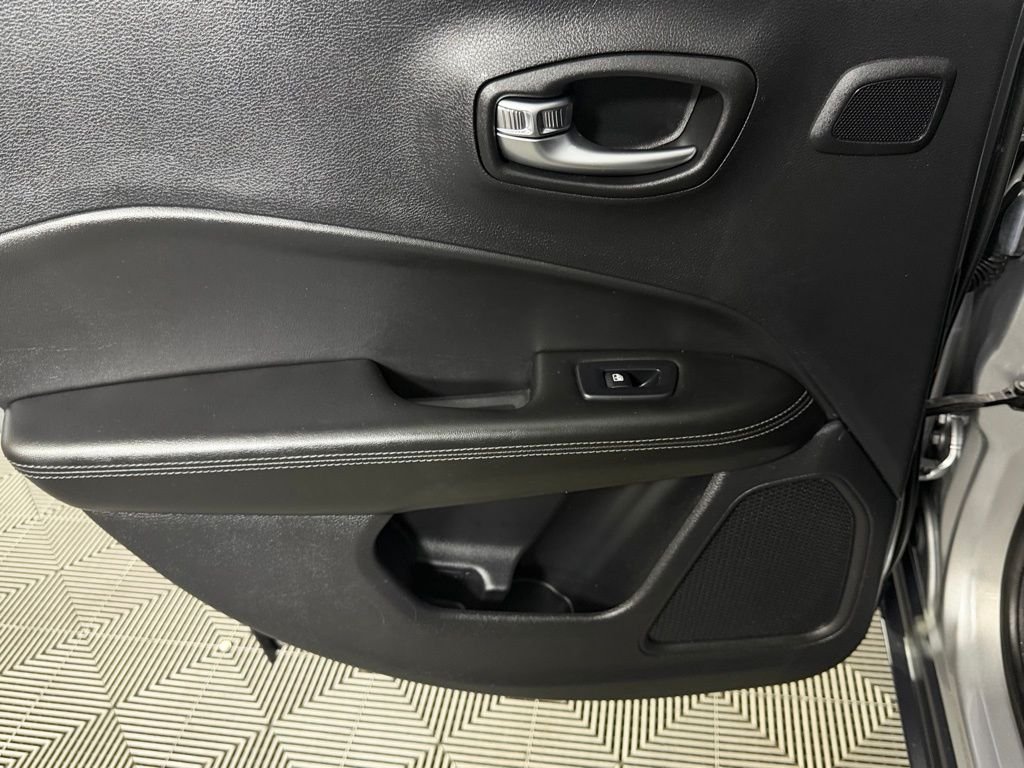 Used 2019 Silver Jeep Limited image 27