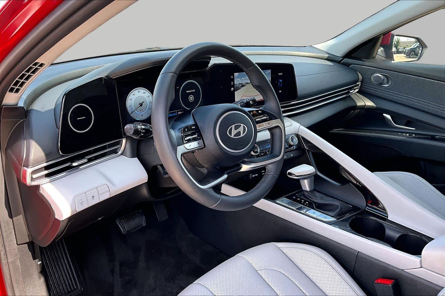 2025 Hyundai Elantra Limited - Photo 18