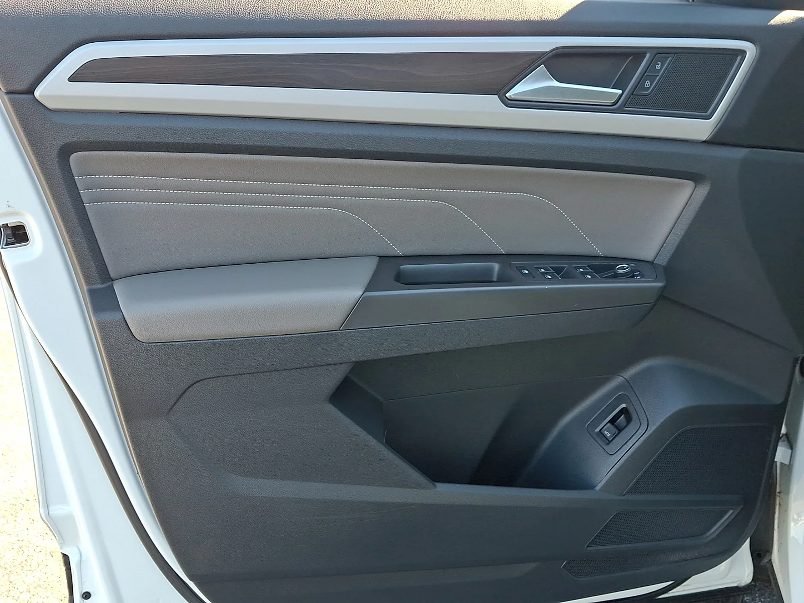 2022 Volkswagen Atlas SE w/Tech - Photo 15