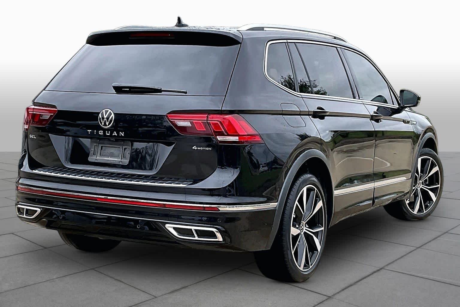 Used 2022 Deep Black Pearl Volkswagen SEL R-Line image 13