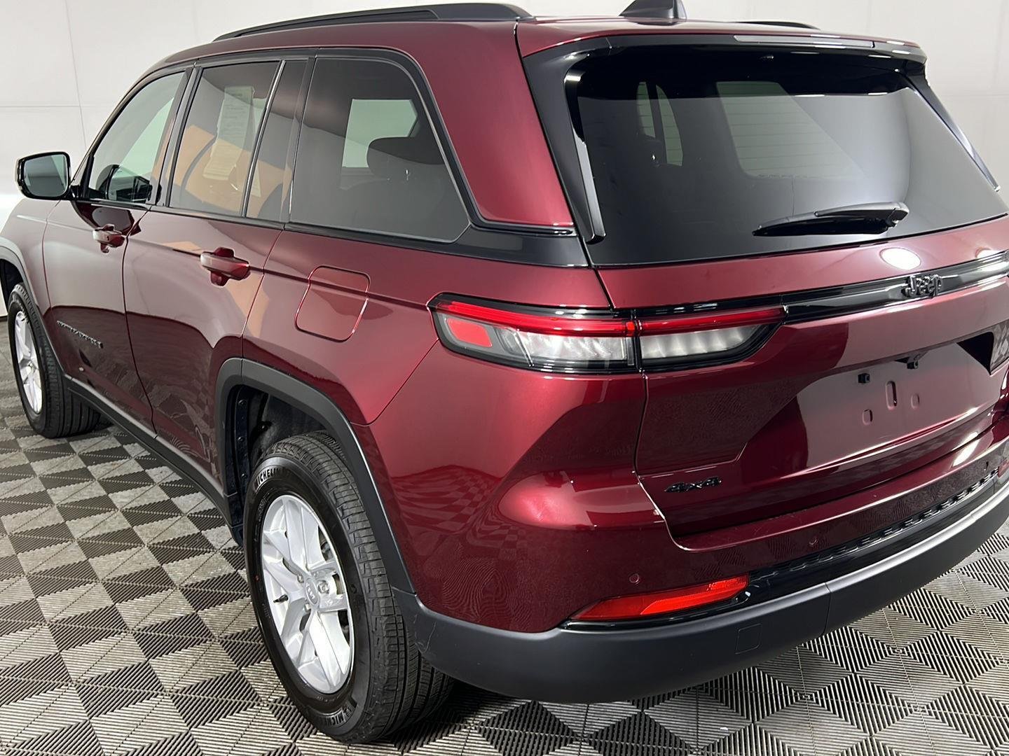 Used 2024 Velvet Red Pearlcoat Jeep Altitude X image 15