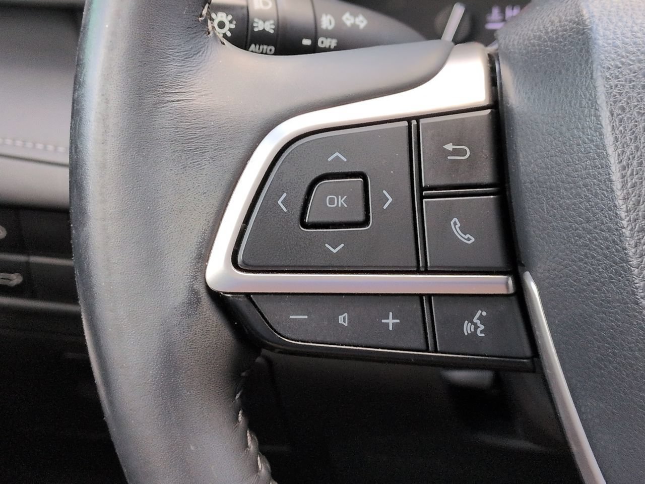 Used 2022 Midnight Black Metallic Toyota XLE image 30