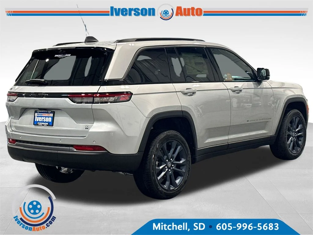 New 2026 Silver Zynith Exterior Paint Jeep Limited image 7