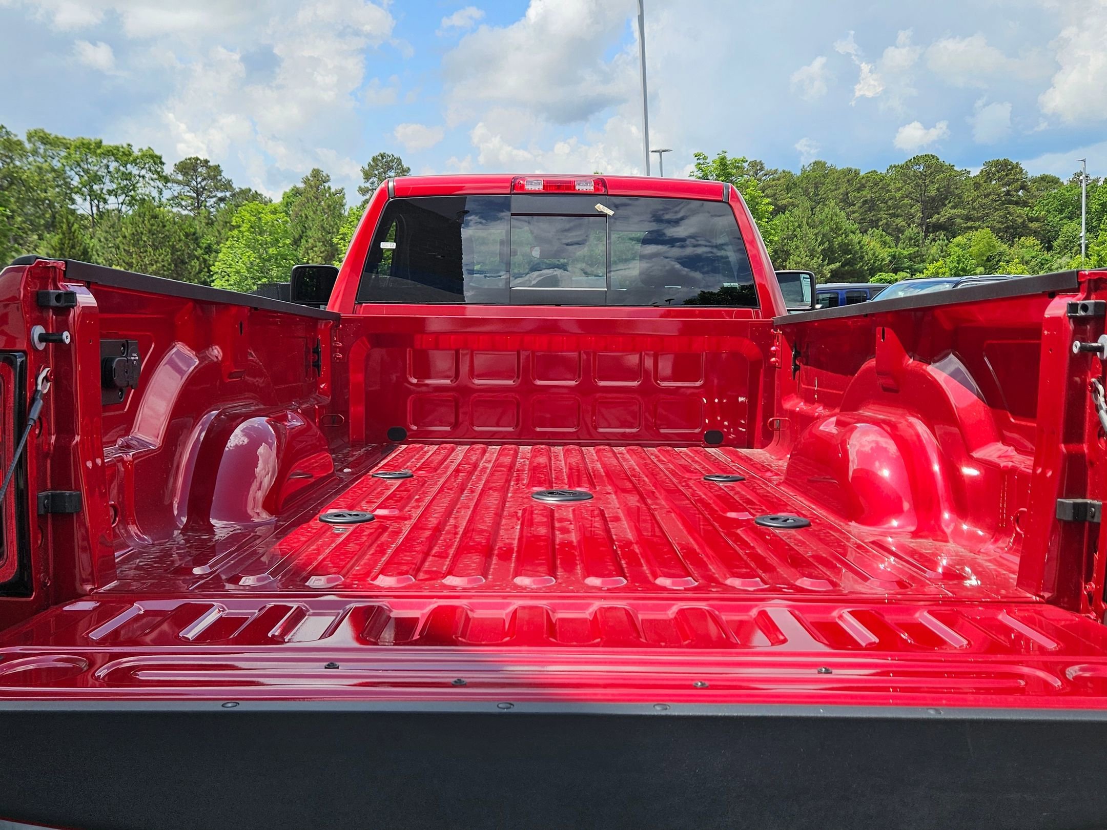 New 2026 Molten Red Pearl-Coat Exterior Paint RAM Tradesman image 23