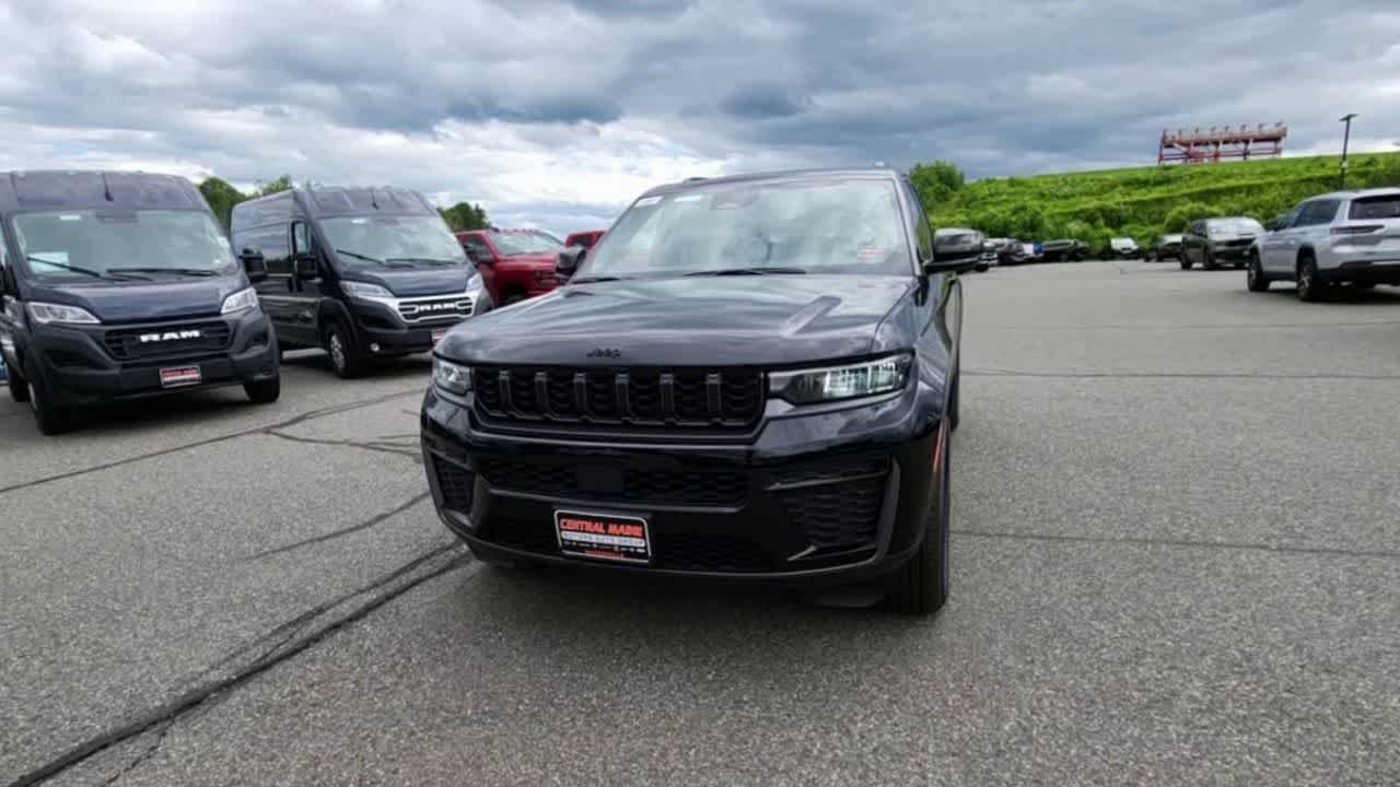 New 2026 Diamond Black Crystal Pearlcoat Jeep Laredo Altitude image 4