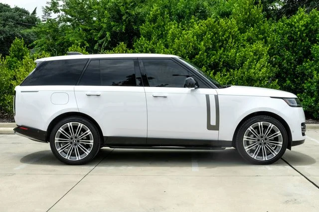 Used 2024 White Land Rover SE image 10