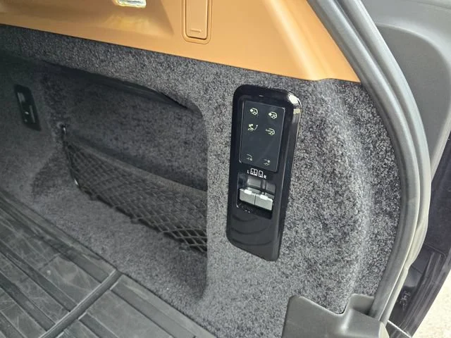 Used 2025 Ostuni Pearl Wht Prem Met Land Rover Autobiography image 48