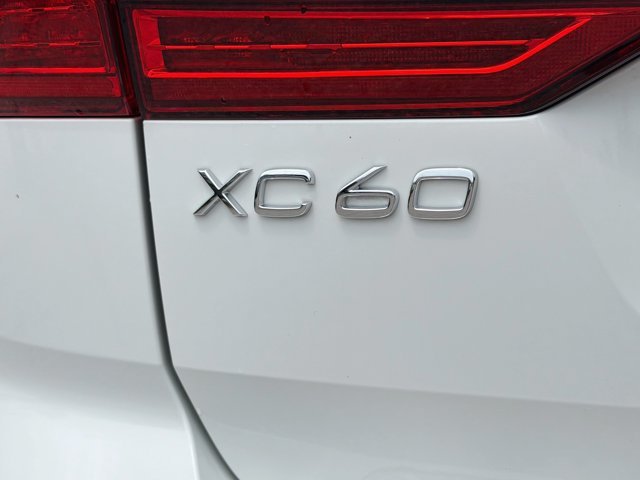 Used 2022 Ice White Volvo Momentum image 11
