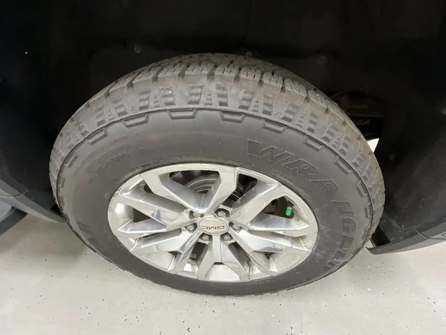 Used 2020 Silver GMC SLT image 35