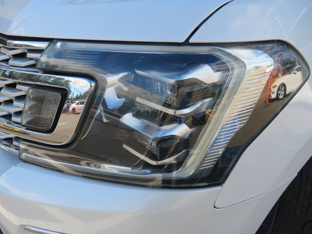 Used 2019 White Platinum Metallic Tri-Coat Ford Platinum image 34