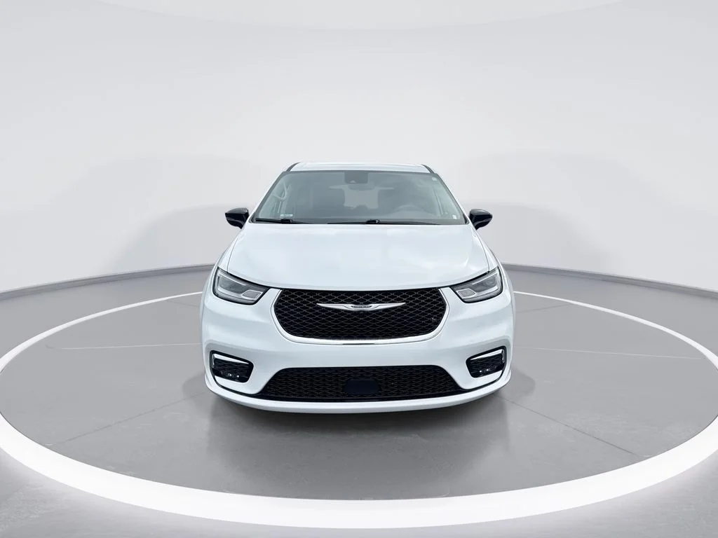 Used 2024 White Chrysler Touring L image 3