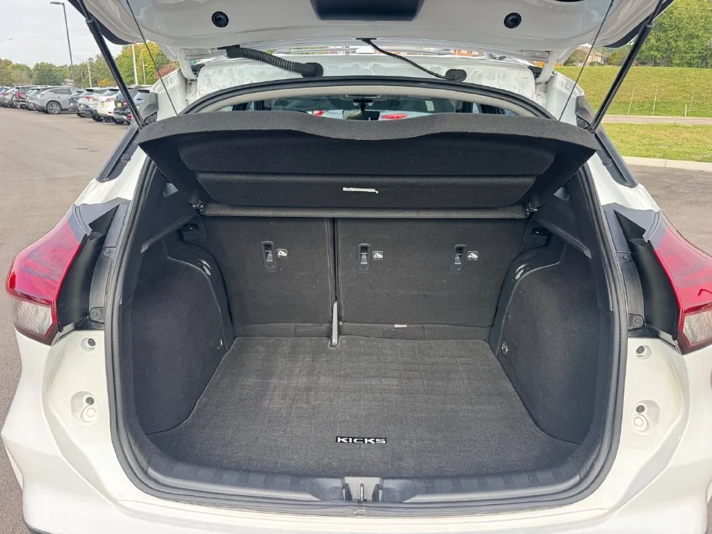 Used 2021 White Nissan SR image 17