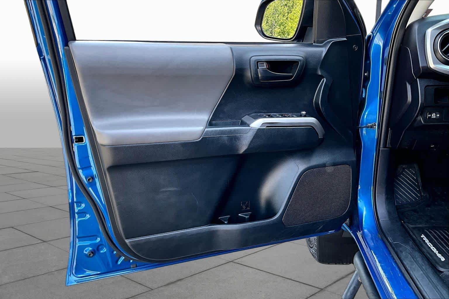 Used 2016 Blazing Blue Pearl Toyota SR5 image 22