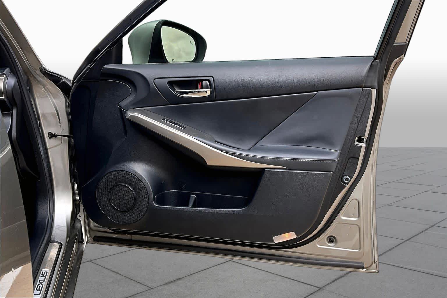 Used 2015 Atomic Silver Lexus  image 22