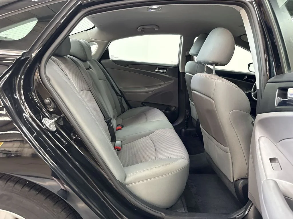 Used 2014 Phantom Black Metallic Hyundai GLS image 17