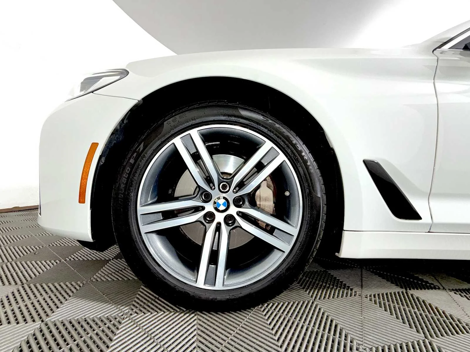 2023 BMW 5 Series 530i - Photo 8