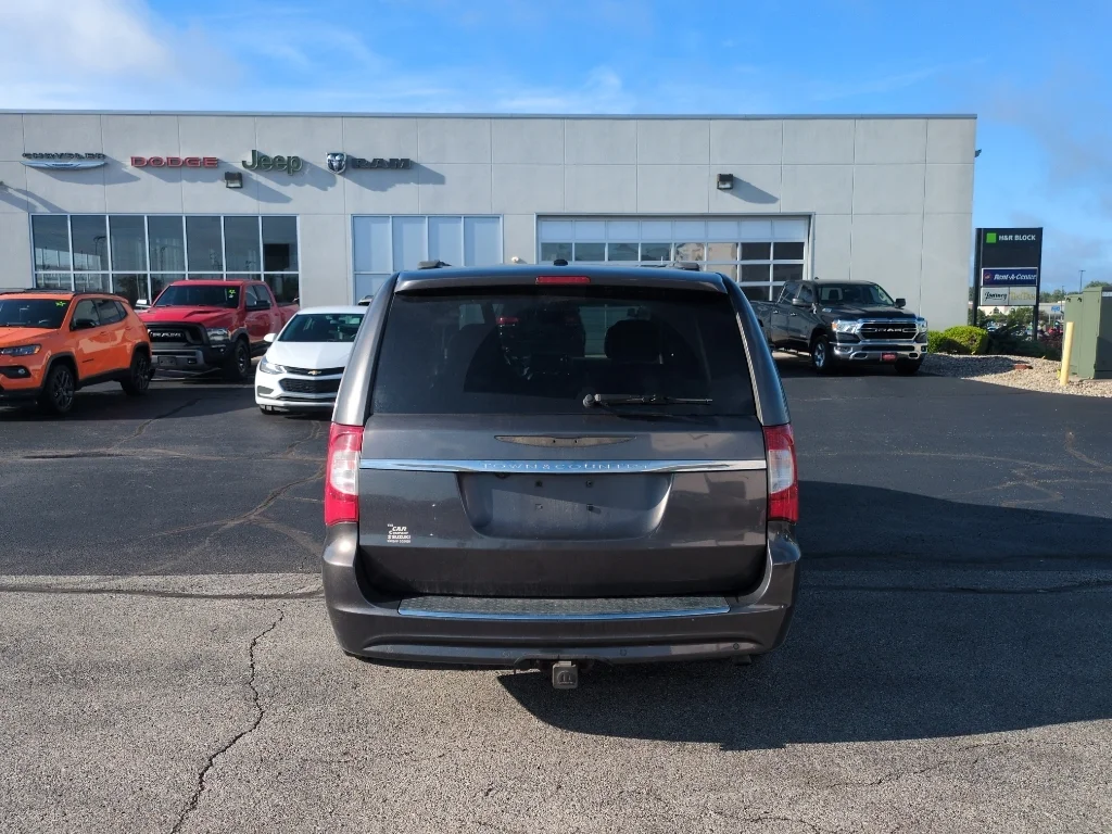 Used 2016 Granite Crystal Metallic Clearcoat Chrysler Touring-L Anniversary Edition image 7