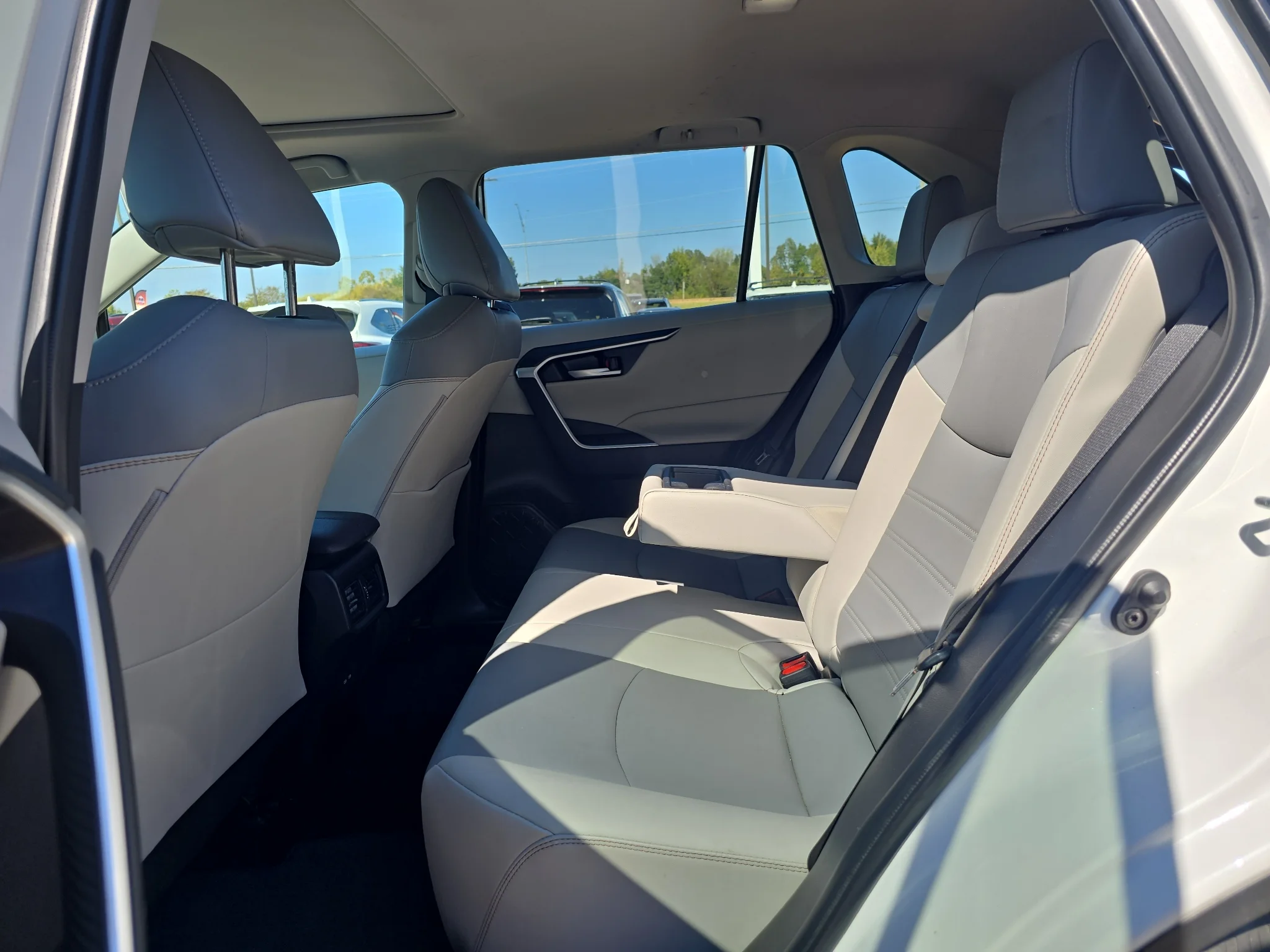 Used 2025 Wind Chill Pearl Toyota XLE Premium image 8