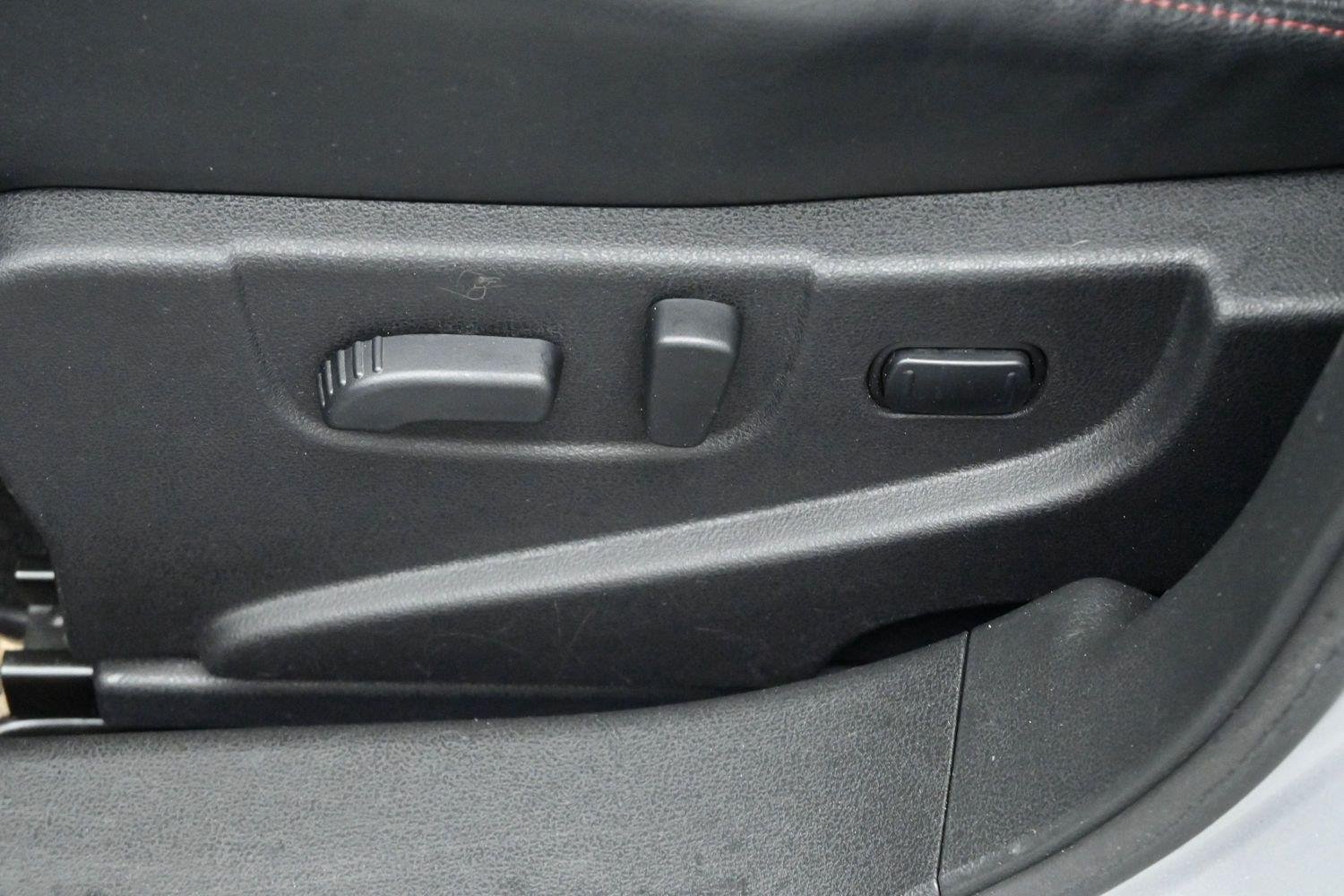 Used 2013 Brilliant Silver Nissan SL image 13