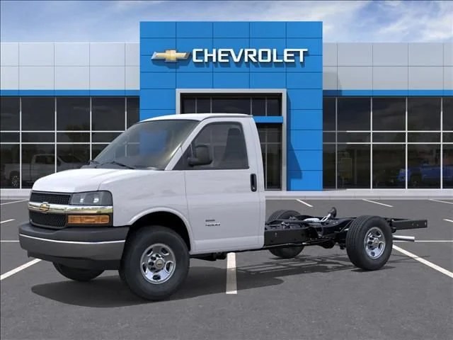 New 2026 Summit White Chevrolet 1WT image 2