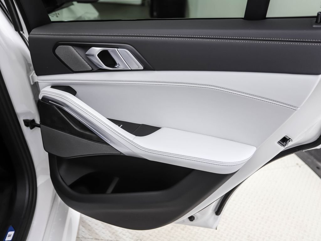 Used 2026 White Metallic BMW xDrive40i image 25