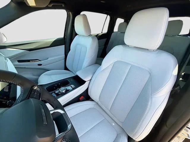 New 2026 Diamond Black Crystal Pearlcoat Jeep Laredo image 22
