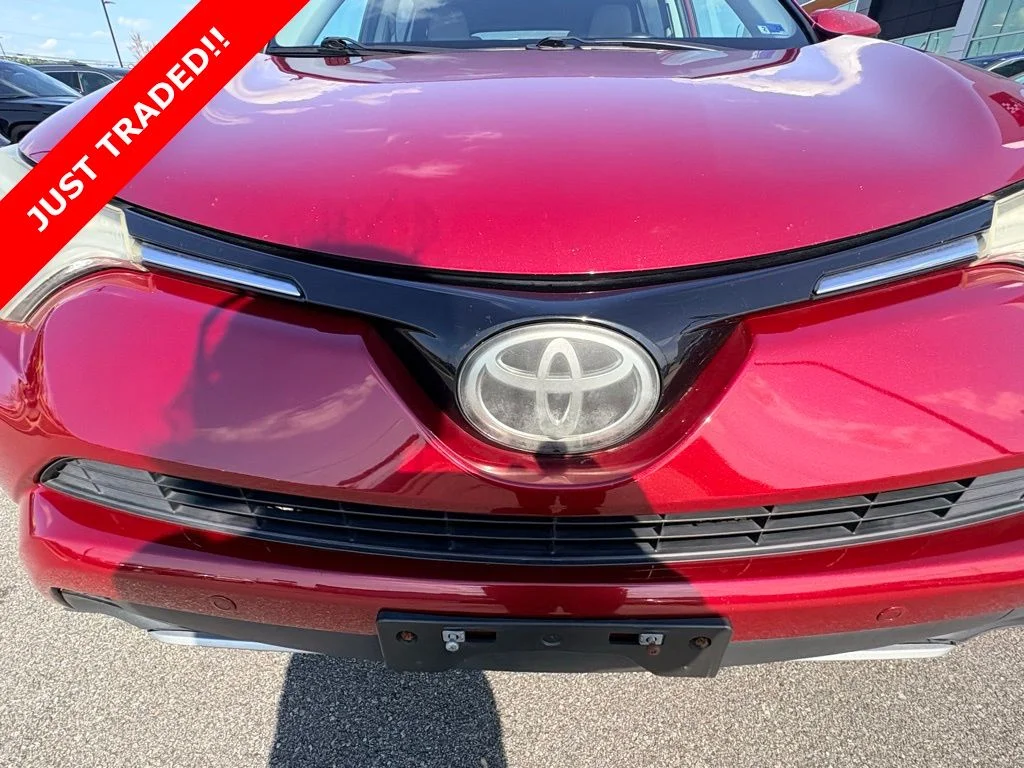 Used 2018 Red Toyota XLE image 13