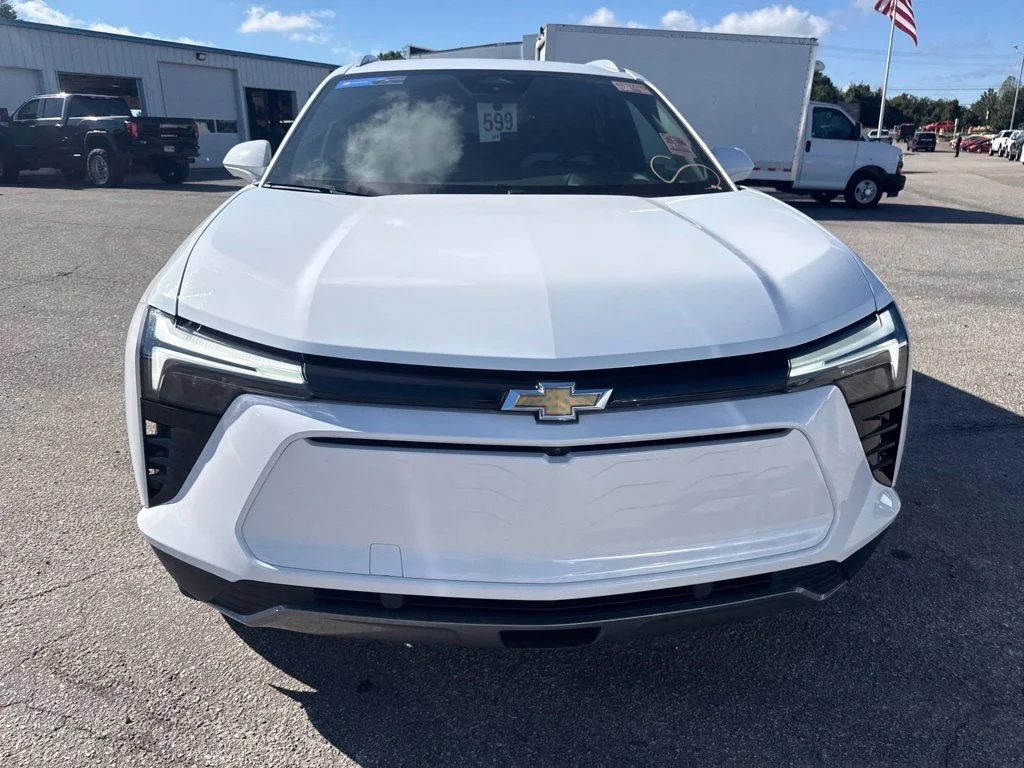 Used 2024 Summit White Chevrolet LT image 8