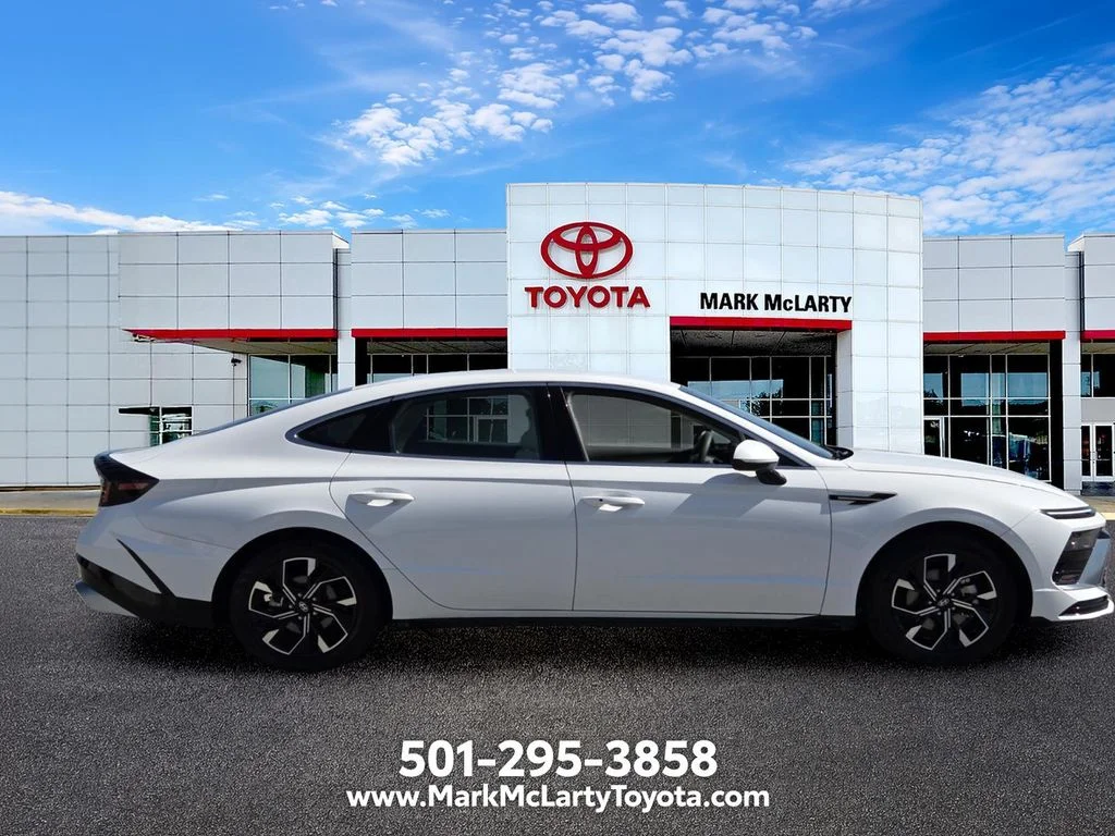 Used 2025 White Hyundai SEL image 6