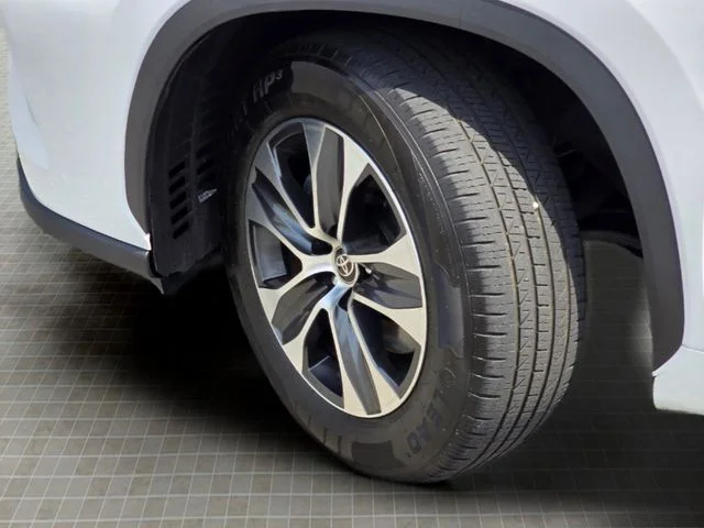 Used 2024 Beige Toyota XLE image 25