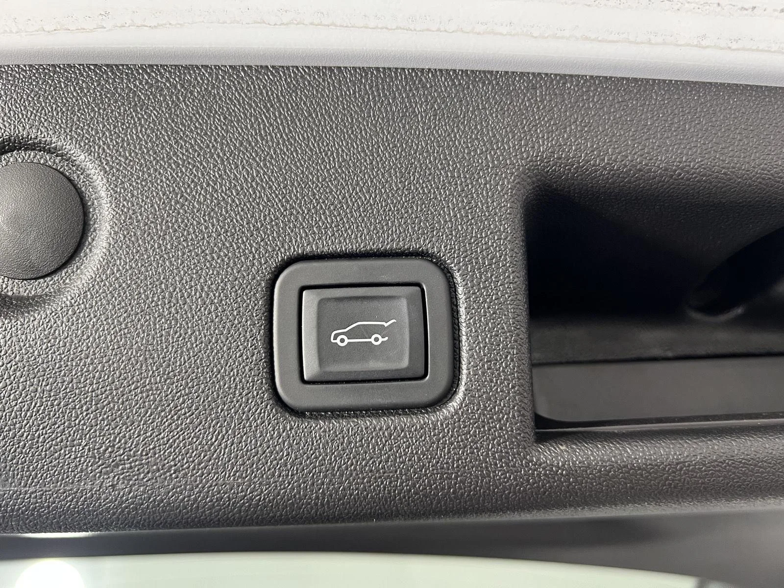 Used 2024 Summit White Chevrolet LT image 22