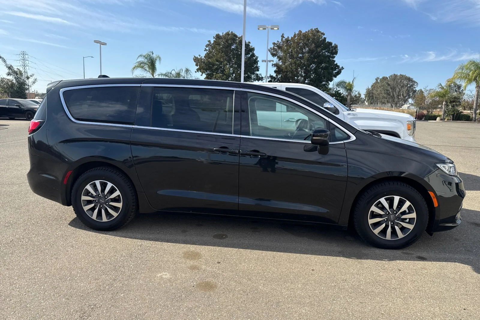 Used 2023 Black Chrysler Touring L image 3