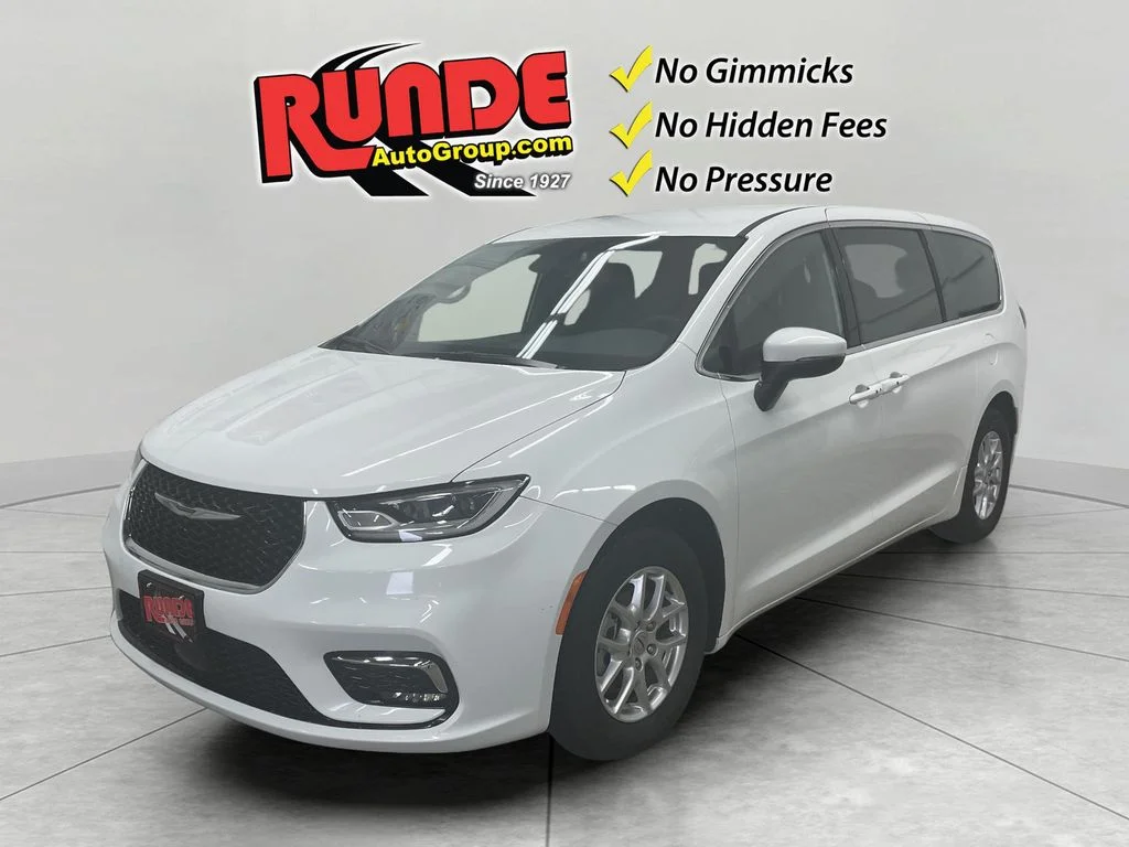 2023 Chrysler Pacifica Touring's photo
