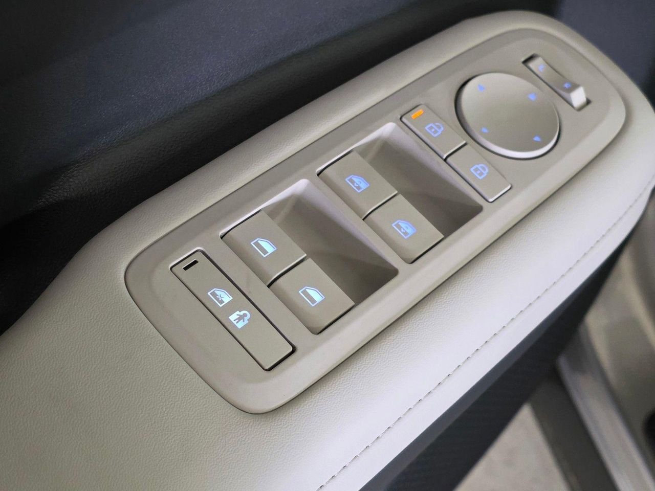 New 2026 Shimmering Silver Hyundai SEL image 22