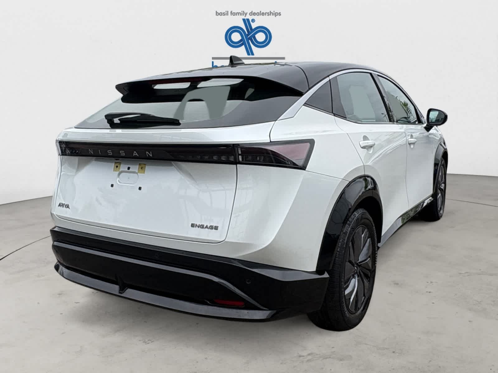 Used 2023 Everest White Pearl Tricoat/Black Diamond Pearl Nissan ENGAGE image 6