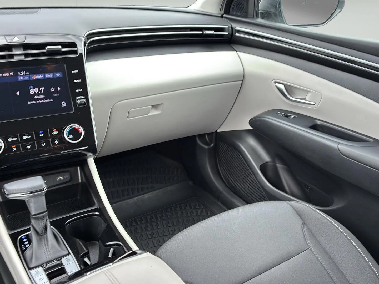 Used 2024 White Pearl Hyundai SE image 24