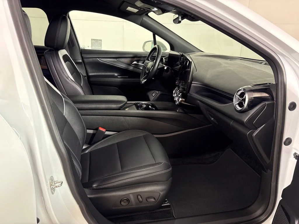 Used 2024 Summit White Chevrolet LT image 22