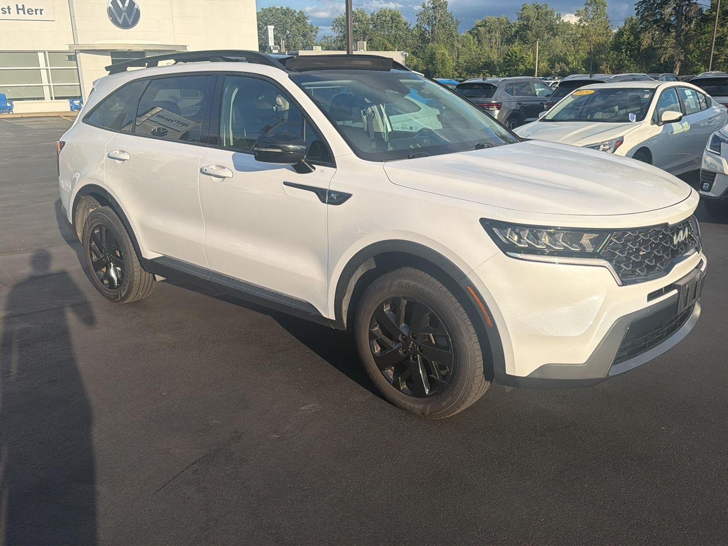 Used 2022 Glacial White Pearl Kia  image 5