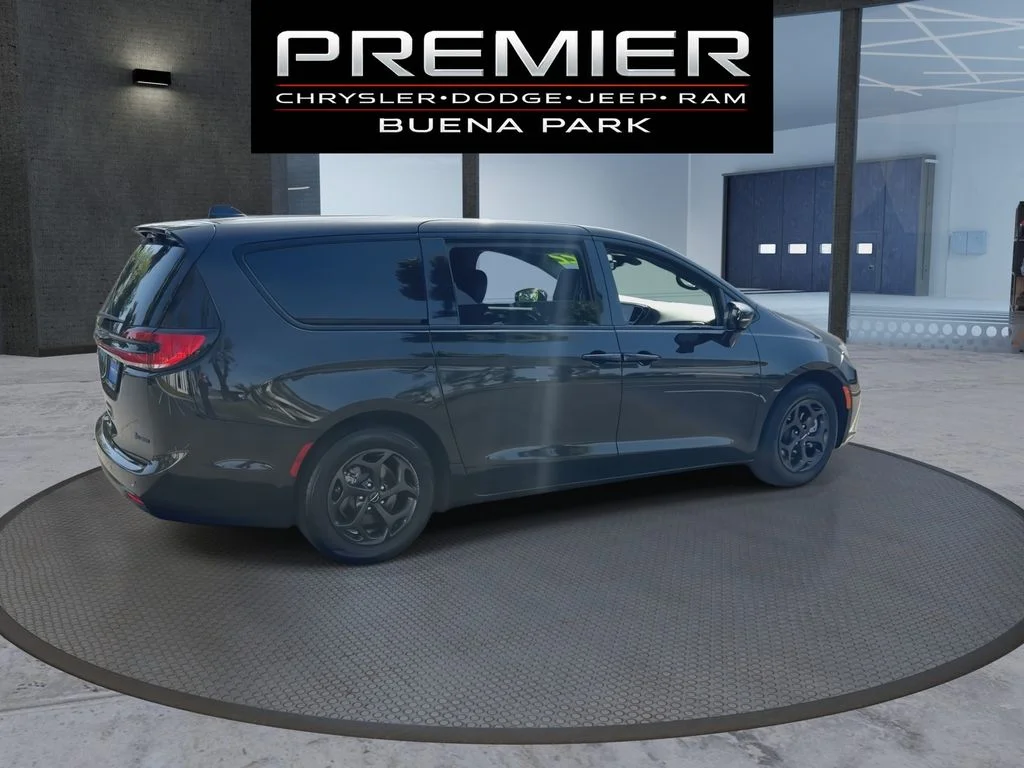 Used 2022 Black Chrysler Limited image 8