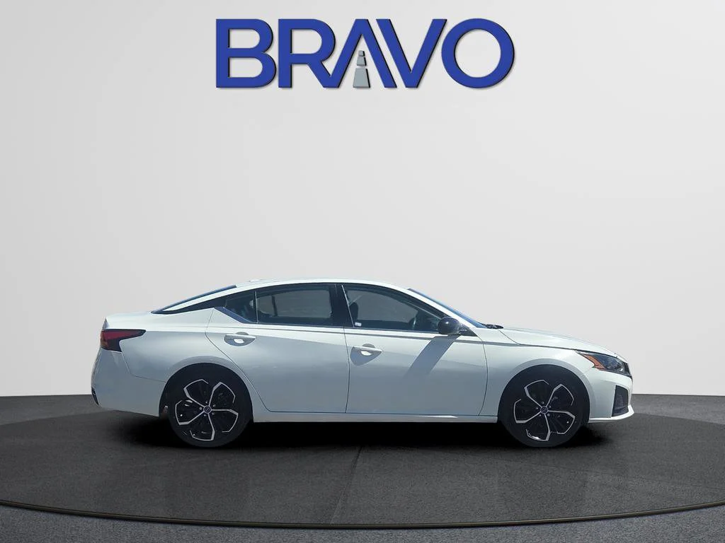 Used 2024  Nissan 2.5 SR image 3