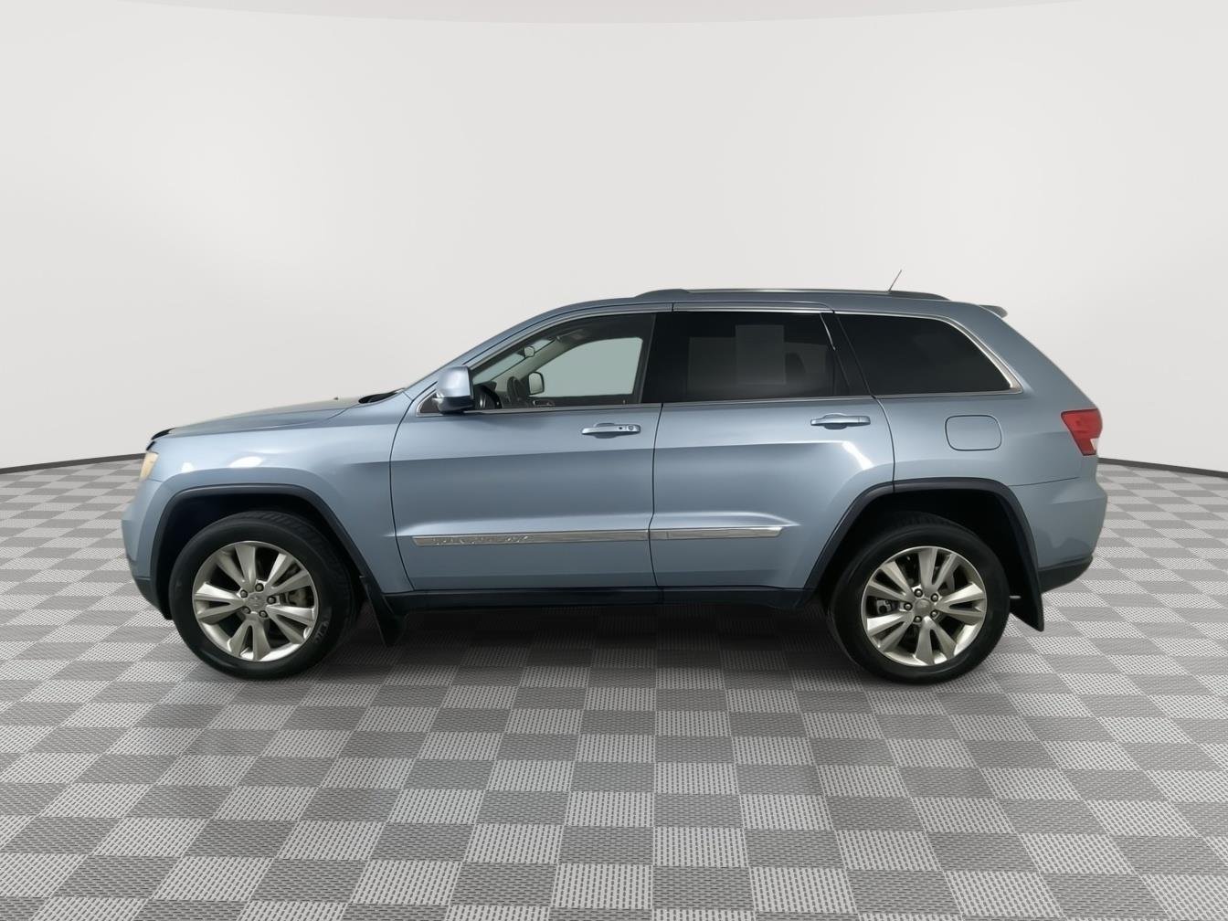 Used 2012 Winter Chill Pearl Jeep Laredo image 8