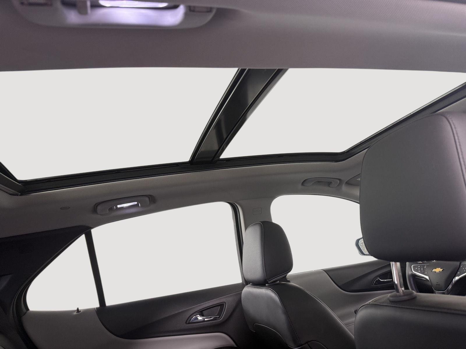 Used 2018 Iridescent Pearl Tricoat Chevrolet Premier image 19