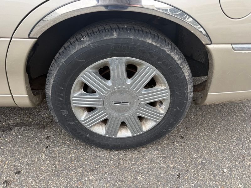 Used 2005 Beige Lincoln Signature image 17