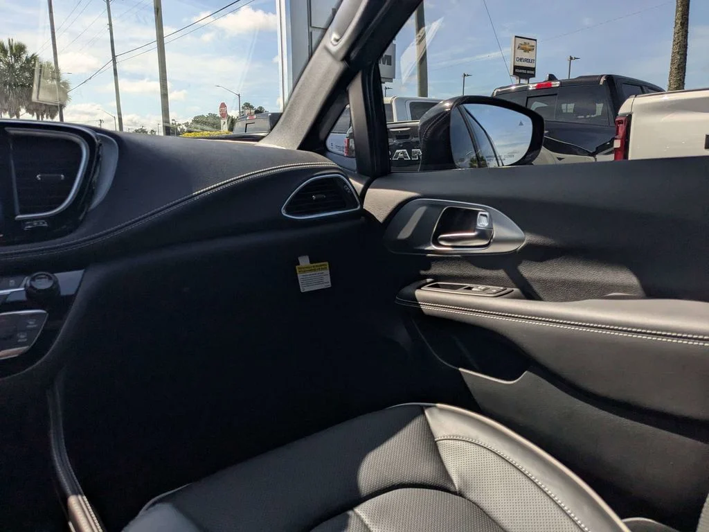 2026 Chrysler Pacifica Limited - Photo 18
