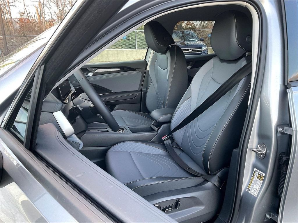 New 2026 Silver Volkswagen 2.0T SE image 11