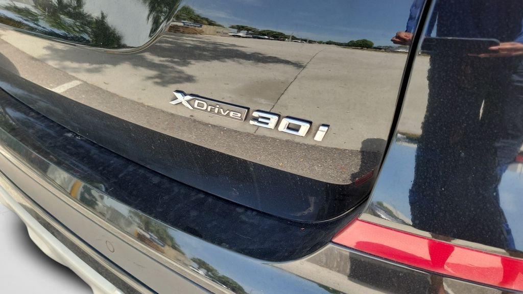 Used 2021 Black BMW xDrive30i image 11